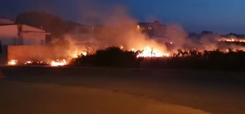 incendiomaracalagonis Fiamme vicino al centro abitato di Maracalagonis: Paura tra gli abitanti