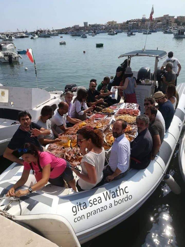 parlamentaribufala La bufala del ricco pranzo di pesce in gommone dei parlamentari PD a Lampedusa: Ecco la foto originale