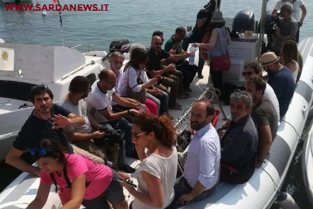 parlamentaripdSea-Watch La bufala del ricco pranzo di pesce in gommone dei parlamentari PD a Lampedusa: Ecco la foto originale