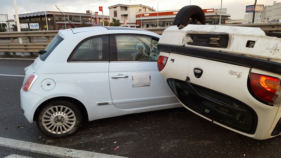 valenz1 Soccorrono una donna e vengono urtati da un'altra auto. Incredibile incidente sull'Asse Mediano a Cagliari (Foto)